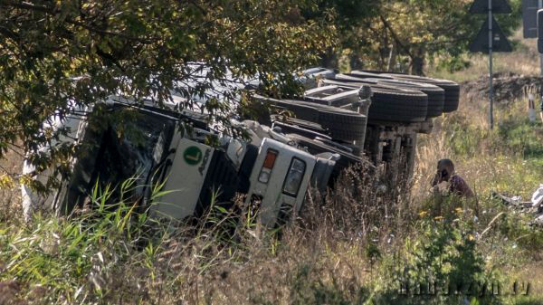 Zderzenie dwóch ciężarówek z finałem w rowie